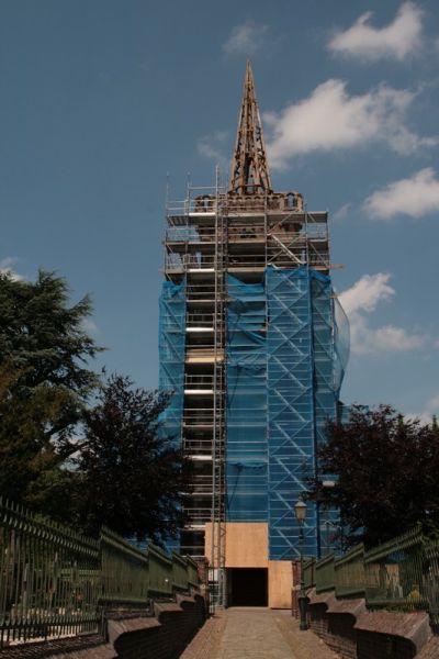 2. ontmantelde toren deels in de steigers, juni 2015