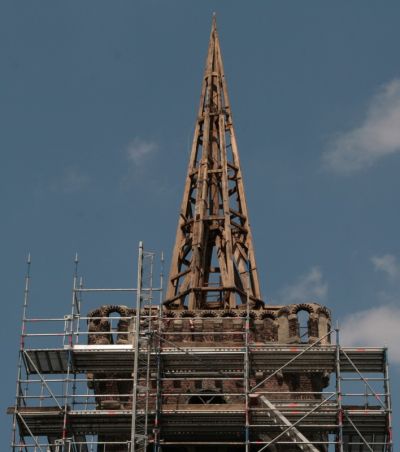 4. ontmantelde toren deels in de steigers, juni 2015
