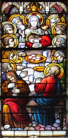 Johannes rust aan de borst van Jezus bij het Laatste Avondmaal, Glas-in-lood St. Jozefkerk